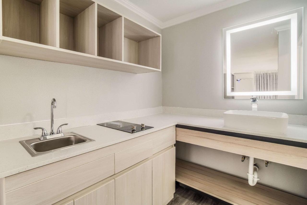 Mainstay Suites Флоренс Экстерьер фото